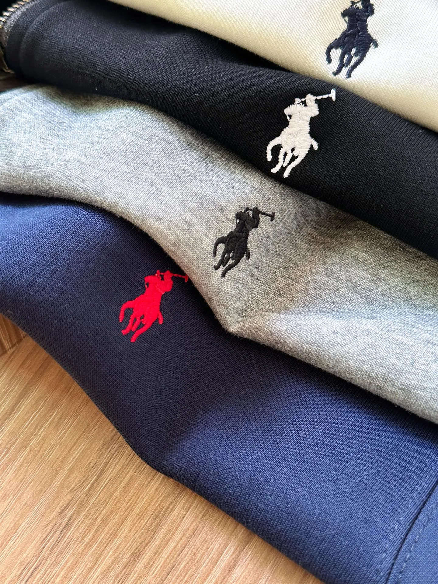 P210 Style No.: RL023] Ralph Lauren/Ralph Lauren classic small label embroidered turtleneck half-zip sweatshirt. Simple and versatile ~ super delicate and soft, close to the body without being tied. Perfectly reflects the brand's sense of superiority. The cut is standard, comfortable to stretch, unrestricted in movement, and highly practical to wear. Classic and simple style, with pony embroidery pattern on the chest, imported machines, three-dimensional and full. Original Polo brass zipper, three-dimensional windproof lapels, taking into account warmth and cool lines, full of coolness, half-open lazy mode. The fit is loose, whether worn alone or layered, you can wear different styles of fashion with just one piece. Color: black, white, gray, brown, navy Size: S-xL S shoulder width 51 bust 110 length 67 sleeve length 58 M shoulder width 52 bust 114 length 69 sleeve length 59 L shoulder width 53 bust 118 length 71 sleeve length 60 xL shoulder width 54 bust 122 length 73 sleeve length 61